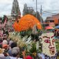 Warga melihat pawai saat Festival Bungan dan Buah Tanah Karo 2025 di Berastagi, Karo, Sumatera Utara.