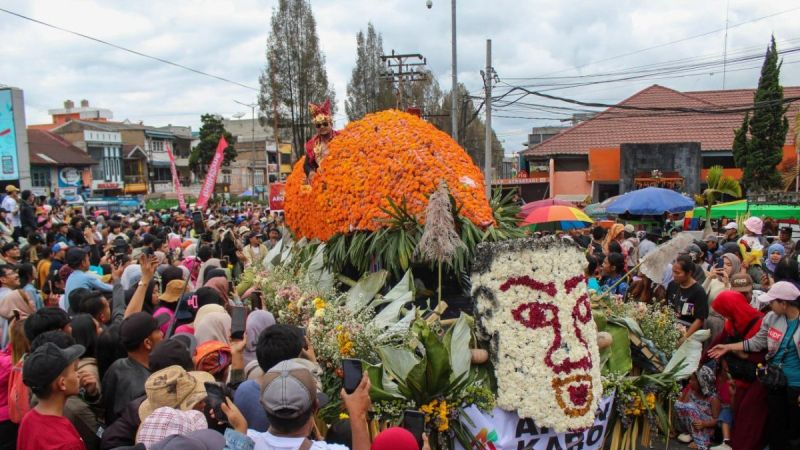 Warga melihat pawai saat Festival Bungan dan Buah Tanah Karo 2025 di Berastagi, Karo, Sumatera Utara.