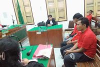 Tiga terdakwa kasus penganiayaan, menjalani sidang tuntutan di PN Medan, Selasa (5/8).