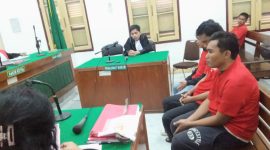 Tiga terdakwa kasus penganiayaan, menjalani sidang tuntutan di PN Medan, Selasa (5/8).