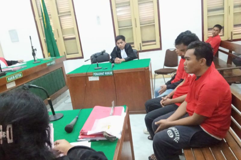Tiga terdakwa kasus penganiayaan, menjalani sidang tuntutan di PN Medan, Selasa (5/8).