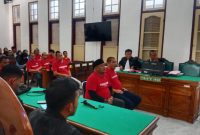 Keempat debt colector kasus pencurian dan perampasan menjalani sidang dakwaan, Rabu (6/8).