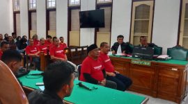 Keempat debt colector kasus pencurian dan perampasan menjalani sidang dakwaan, Rabu (6/8).