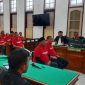 Keempat debt colector kasus pencurian dan perampasan menjalani sidang dakwaan, Rabu (6/8).