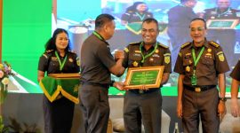 Asisten Intelijen Kejati Sumut, Andri Ridwan menerima piagam penghargaan terbaik ke-III se-Indonesia. Foto: Dok.Kejati Sumut