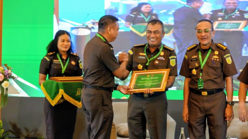 Asisten Intelijen Kejati Sumut, Andri Ridwan menerima piagam penghargaan terbaik ke-III se-Indonesia. Foto: Dok.Kejati Sumut