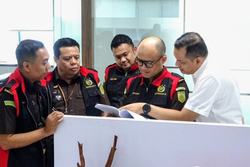 Tim penyidik Kejati Sumut menggeledah kantor PT Pelindo Belawan. Foto: Dok.Kasipenkum Kejati Sumut