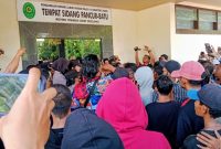 Ratusan massa melakukan unjukrasa di PN Lubukpakam Tempat Sidang Pancur Batu, Rabu (13/8/2025)