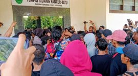Ratusan massa melakukan unjukrasa di PN Lubukpakam Tempat Sidang Pancur Batu, Rabu (13/8/2025)