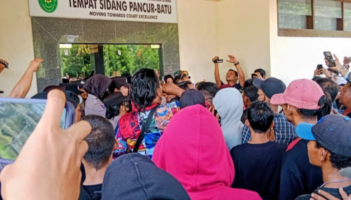 Ratusan Massa Geruduk PN Lubukpakam di Pancur Batu, Minta Keadilan bagi Terdakwa Kasus Penganiayaan