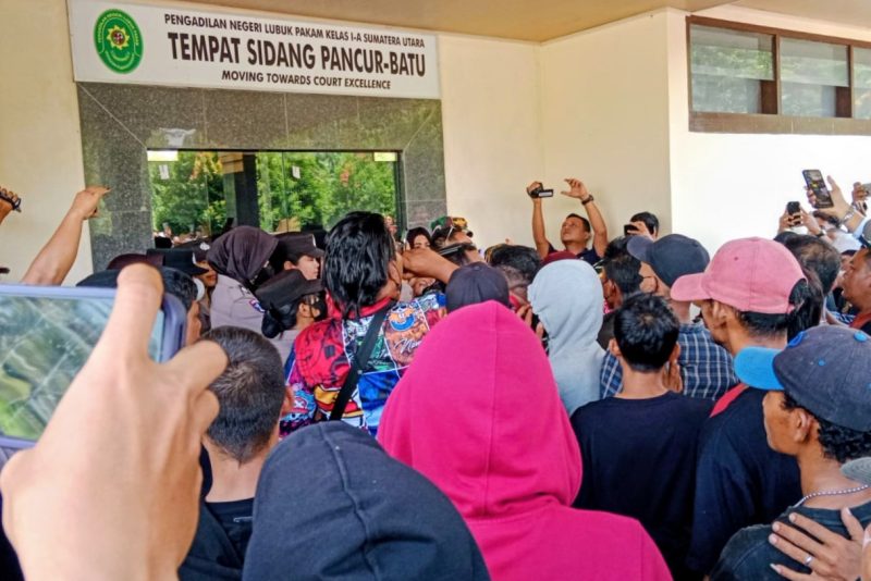 Ratusan massa melakukan unjukrasa di PN Lubukpakam Tempat Sidang Pancur Batu, Rabu (13/8/2025)