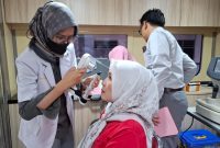 Tim medis melakukan pemeriksaan mata bagi warga di Rail Clinic. Foto: Dok Humas KAI Sumut