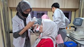 Tim medis melakukan pemeriksaan mata bagi warga di Rail Clinic. Foto: Dok Humas KAI Sumut