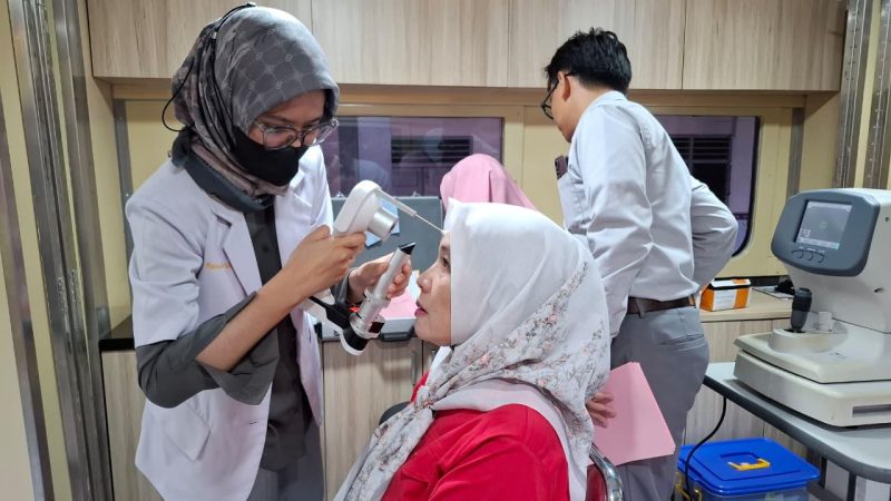 Tim medis melakukan pemeriksaan mata bagi warga di Rail Clinic. Foto: Dok Humas KAI Sumut