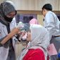 Tim medis melakukan pemeriksaan mata bagi warga di Rail Clinic. Foto: Dok Humas KAI Sumut