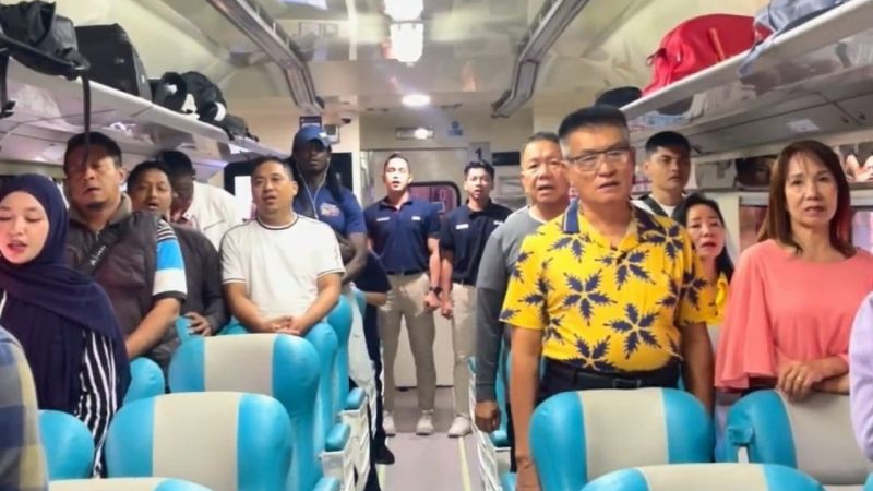 PT Kereta Api Indonesia (Persero) Divisi Regional I Sumatera Utara menghadirkan perayaan kemerdekaan yang unik dan berkesan bagi pelanggan dalam rangka memperingati Hari Ulang Tahun ke-80 Republik Indonesia
