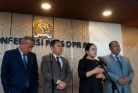 Ketua DPR RI Puan Maharani (kedua kanan) bersama para Wakil Ketua DPR RI lainnya di Kompleks Parlemen, Senayan, Jakarta, Kamis (21/8/2025)