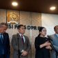 Ketua DPR RI Puan Maharani (kedua kanan) bersama para Wakil Ketua DPR RI lainnya di Kompleks Parlemen, Senayan, Jakarta, Kamis (21/8/2025)