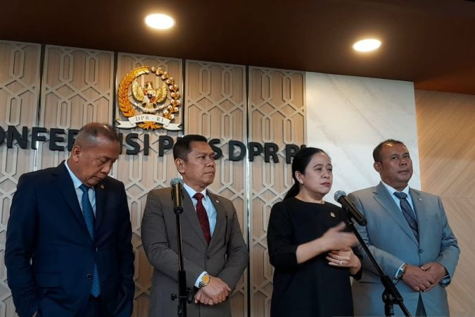 Ketua DPR RI Puan Maharani (kedua kanan) bersama para Wakil Ketua DPR RI lainnya di Kompleks Parlemen, Senayan, Jakarta, Kamis (21/8/2025)