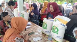 Sejumlah warga menerima bantuan pangan dari pemerintah yang disalurkan Bulog di Kabupaten Simalungun, Sumatera Utara.