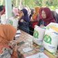 Sejumlah warga menerima bantuan pangan dari pemerintah yang disalurkan Bulog di Kabupaten Simalungun, Sumatera Utara.
