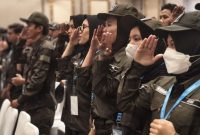 Guru Program Sekolah Rakyat menyimak pidato Presiden Prabowo Subianto yang memberi pembekalan kepada sekitar 2.000 guru dan kepala sekolah Program Sekolah Rakyat di JIExpo, Kemayoran, Jakarta Pusat, Jumat (22/8/2025)