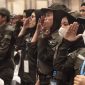 Guru Program Sekolah Rakyat menyimak pidato Presiden Prabowo Subianto yang memberi pembekalan kepada sekitar 2.000 guru dan kepala sekolah Program Sekolah Rakyat di JIExpo, Kemayoran, Jakarta Pusat, Jumat (22/8/2025)