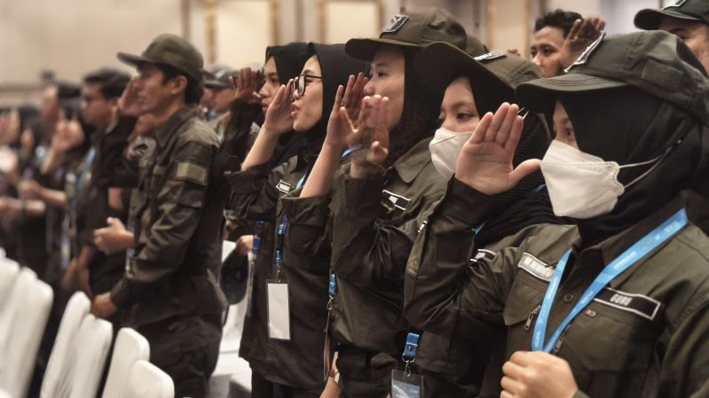 Guru Program Sekolah Rakyat menyimak pidato Presiden Prabowo Subianto yang memberi pembekalan kepada sekitar 2.000 guru dan kepala sekolah Program Sekolah Rakyat di JIExpo, Kemayoran, Jakarta Pusat, Jumat (22/8/2025)