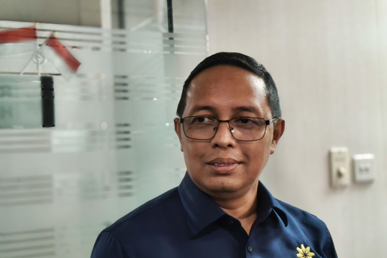 Kepala Kantor Komunikasi Kepresidenan, Hasan Nasbi, saat menyampaikan komentar di Kantor PCO, Jakarta, Selasa (26/8/2025), terkait isu nampan Program Makan Bergizi Gratis (MBG) yang diduga mengandung minyak babi.