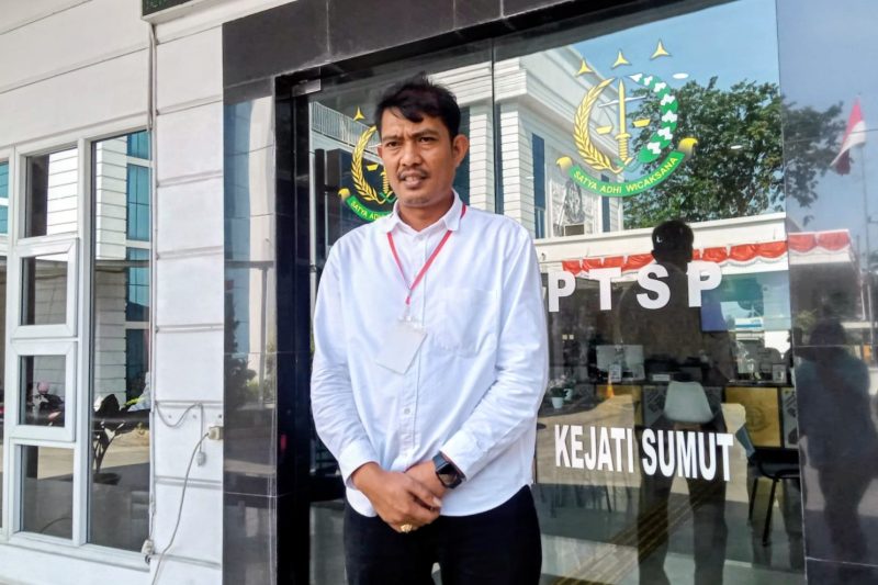 Anggota DPRD Medan, Eko Aprianta memberikan keterangan usai menjalani pemeriksaan di Kantor Kejati Sumut, Selasa (26/8/2025)