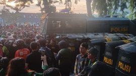 Sejumlah personel Kepolisian Daerah Sumatera Utara melakukan pengamanan terhadap pengunjuk rasa di Medan, Sumut, Selasa (26/8).