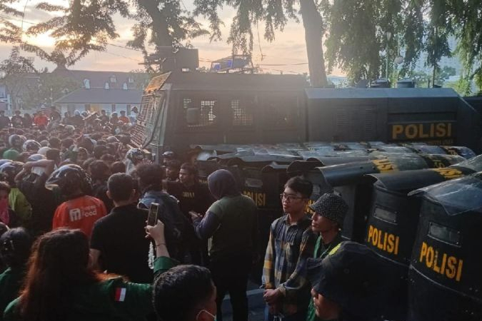 Sejumlah personel Kepolisian Daerah Sumatera Utara melakukan pengamanan terhadap pengunjuk rasa di Medan, Sumut, Selasa (26/8).