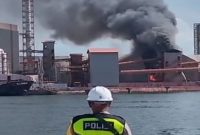 Asap mengepul dari kebakaran pabrik NPK PT PIM Aceh Utara, Jumat (29/8/2025).
