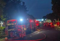 Sebanyak 12 unit pemadam kebakaran mengatasi kebakaran di Gedung Gegana, Minggu (31/8/2025).