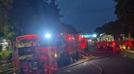 Sebanyak 12 unit pemadam kebakaran mengatasi kebakaran di Gedung Gegana, Minggu (31/8/2025).