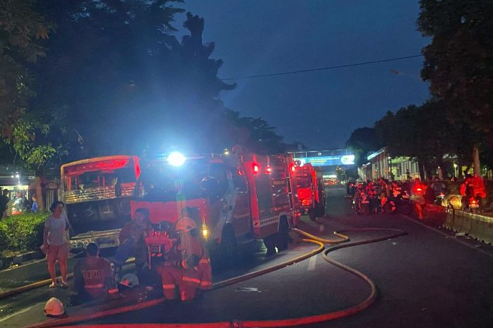 Sebanyak 12 unit pemadam kebakaran mengatasi kebakaran di Gedung Gegana, Minggu (31/8/2025).