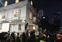 Rumah mewah anggota DPR RI Eko Hendro Purnomo atau lebih dikenal sebagai Eko Patrio, Wakil Ketua Komisi VI DPR RI, mendadak kosong dijarah massa