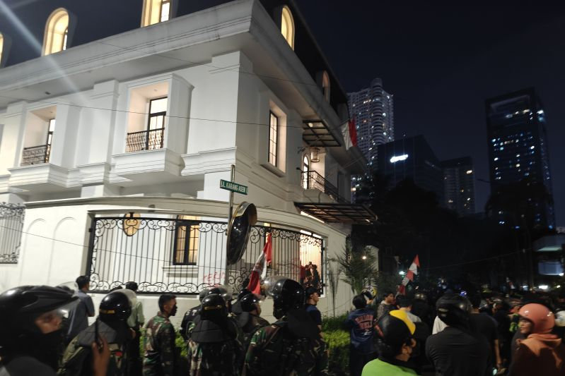 Rumah mewah anggota DPR RI Eko Hendro Purnomo atau lebih dikenal sebagai Eko Patrio, Wakil Ketua Komisi VI DPR RI, mendadak kosong dijarah massa