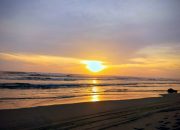 Di Pantai Ujong Manggeng, Matahari Jatuh dalam Dekapan Gelombang Samudera Hindia