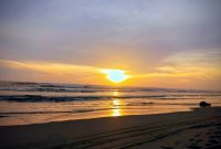 Kala matahari jatuh dalam dekapan ombak Pantai Ujong Manggeng, Kabupaten Abdya, Aceh, Minggu (3/8/2025). Foto: Topikseru.com/Muchlis