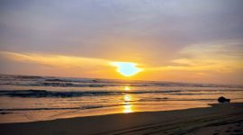 Kala matahari jatuh dalam dekapan ombak Pantai Ujong Manggeng, Kabupaten Abdya, Aceh, Minggu (3/8/2025). Foto: Topikseru.com/Muchlis