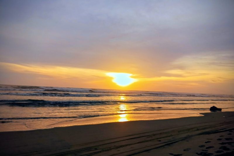 Kala matahari jatuh dalam dekapan ombak Pantai Ujong Manggeng, Kabupaten Abdya, Aceh, Minggu (3/8/2025). Foto: Topikseru.com/Muchlis