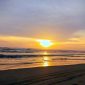 Kala matahari jatuh dalam dekapan ombak Pantai Ujong Manggeng, Kabupaten Abdya, Aceh, Minggu (3/8/2025). Foto: Topikseru.com/Muchlis