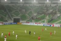 Laga antara Timnas Indonesia U-17 (putih) melawan Tajikistan (merah) pada laga perdana Piala Kemerdekaan di Stadion Utama Sumatera Utara, Selasa malam. 