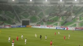 Laga antara Timnas Indonesia U-17 (putih) melawan Tajikistan (merah) pada laga perdana Piala Kemerdekaan di Stadion Utama Sumatera Utara, Selasa malam. 