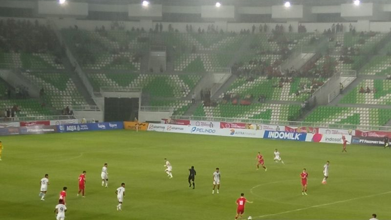 Laga antara Timnas Indonesia U-17 (putih) melawan Tajikistan (merah) pada laga perdana Piala Kemerdekaan di Stadion Utama Sumatera Utara, Selasa malam. 