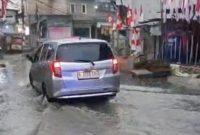 Kendaraan melintas di atas genangan air akibat banjir rob di kawasan Muara Angke pada Selasa (19/8/20255) pagi.