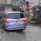 Kendaraan melintas di atas genangan air akibat banjir rob di kawasan Muara Angke pada Selasa (19/8/20255) pagi.