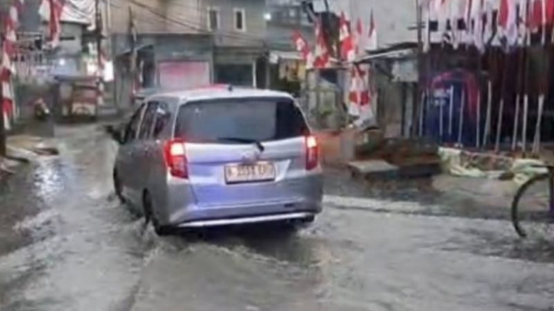 Kendaraan melintas di atas genangan air akibat banjir rob di kawasan Muara Angke pada Selasa (19/8/20255) pagi.