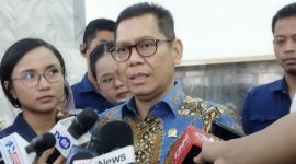 Wakil Ketua DPR RI Adies Kadir saat memberi keterangan pers di kompleks parlemen, Jakarta, Rabu (20/8/2025).